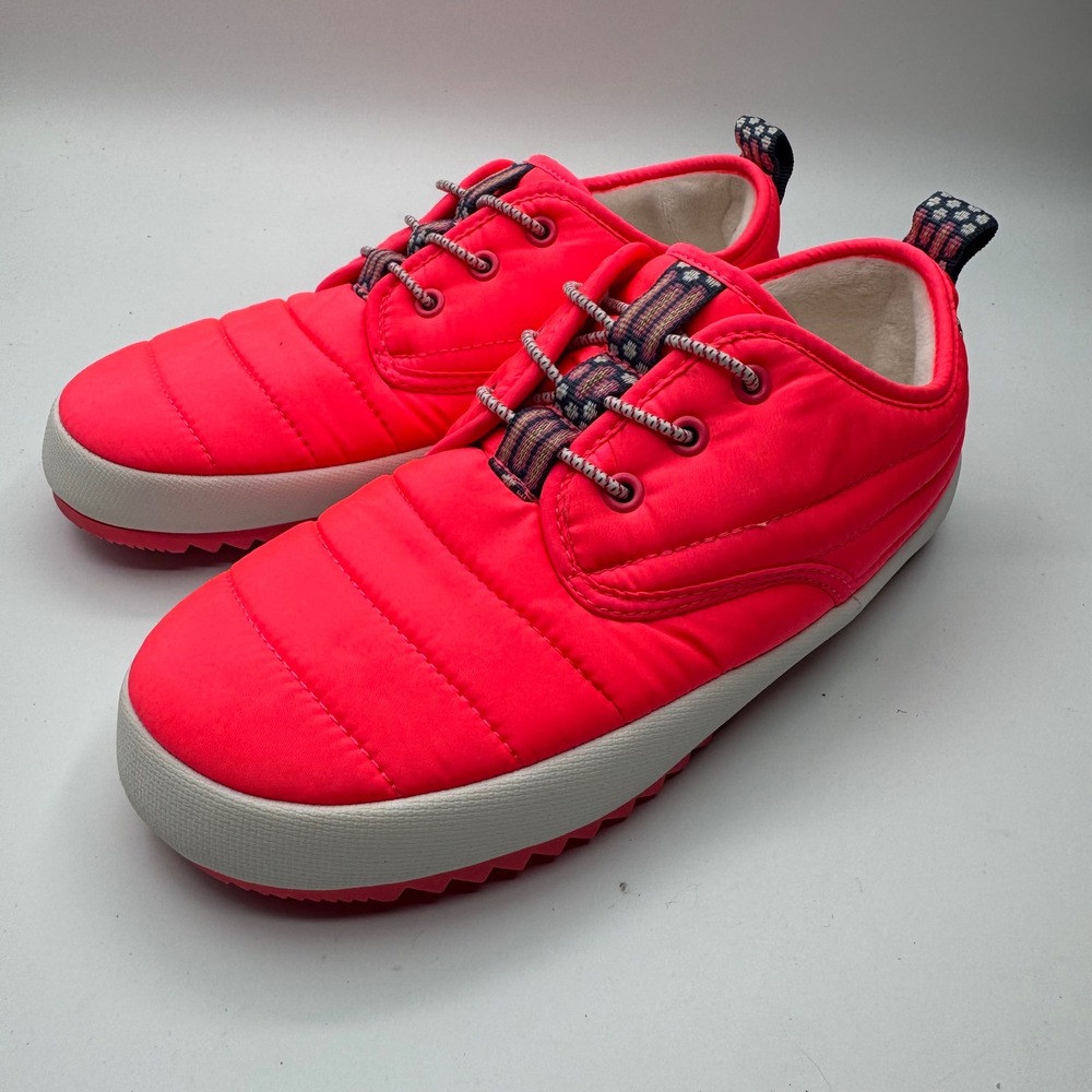 Bobs Womens Neon Pink Quilted Puffer Sneakers Low Top Fleece Lined Bungee 6.5